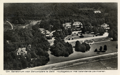 15767 Luchtfoto van het gebouwencomplex van het Christelijk Sanatorium met omringend bos (Oude Arnhemseweg 260) te ...